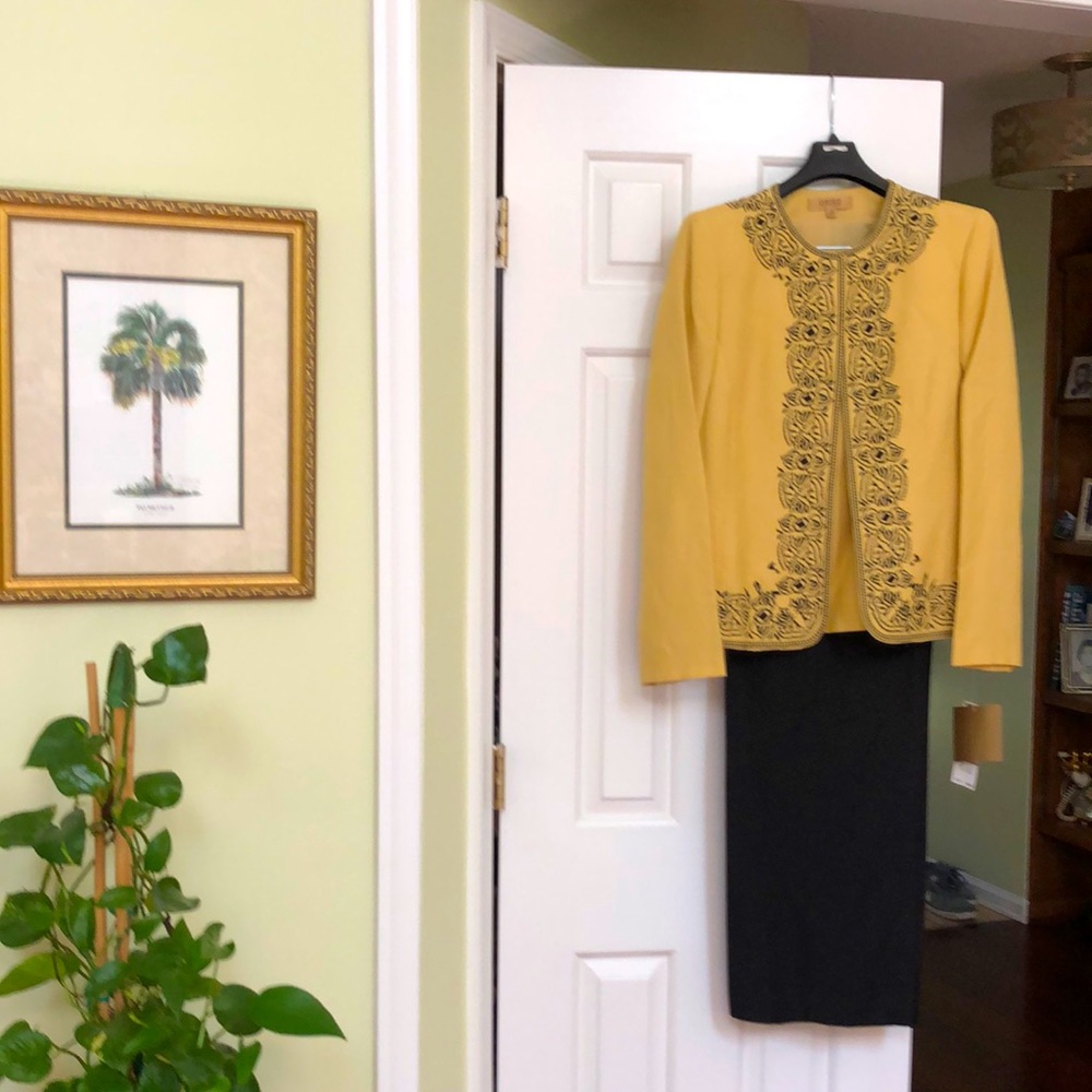 Kasper 3 piece pant suit. Gold and black.